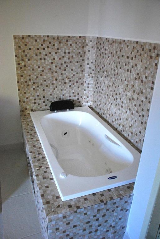 Suite de Luxo com Banheira de Hidromassagem